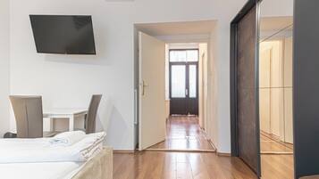 Apartamento básico | Ferros/tábuas de passar roupa, Wi-Fi de cortesia