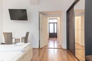 Basic Apartment | Iron/ironing board, free WiFi - Bright 1BR Apt Perfect for Long Stays (Wien)