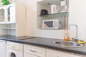 基本公寓 | 私人廚房 | 小冰箱、微波爐、爐台、鍋具/餐盤/廚房用品