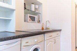 Basic Apartment | Private kitchen | Mini-fridge, microwave, stovetop, cookware/dishes/utensils - Bright 1BR Apt Perfect for Long Stays (Wien)