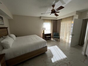 1 quarto, cofres nos quartos, ferros/tábuas de passar roupa