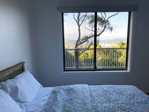 3 bedrooms, WiFi, bed sheets - Cosy Coastal Retreat with Water Views (Saratoga)