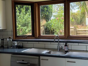 Private kitchen - Cosy Coastal Retreat with Water Views (Saratoga)