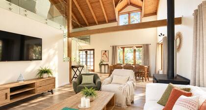 Cosy Coastal Retreat with Water Views