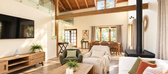 Cosy Coastal Retreat with Water Views