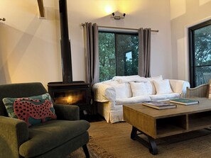 Living area - Cosy Coastal Retreat with Water Views (Saratoga)