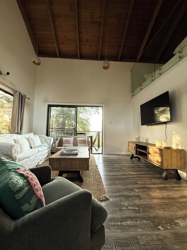 Cosy Coastal Retreat with Water Views