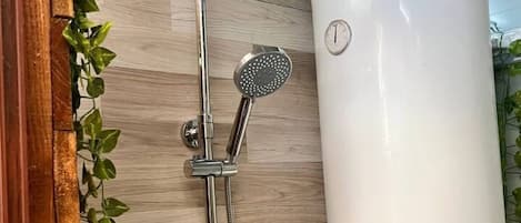 Douche, sĂšche-cheveux, serviettes fournies, savon