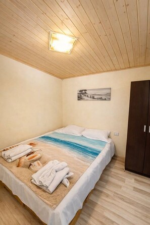 2 makuuhuonetta, silitysrauta/-lauta, Wi-Fi, vuodevaatteet