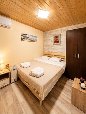 2 bedrooms, iron/ironing board, WiFi, bed sheets