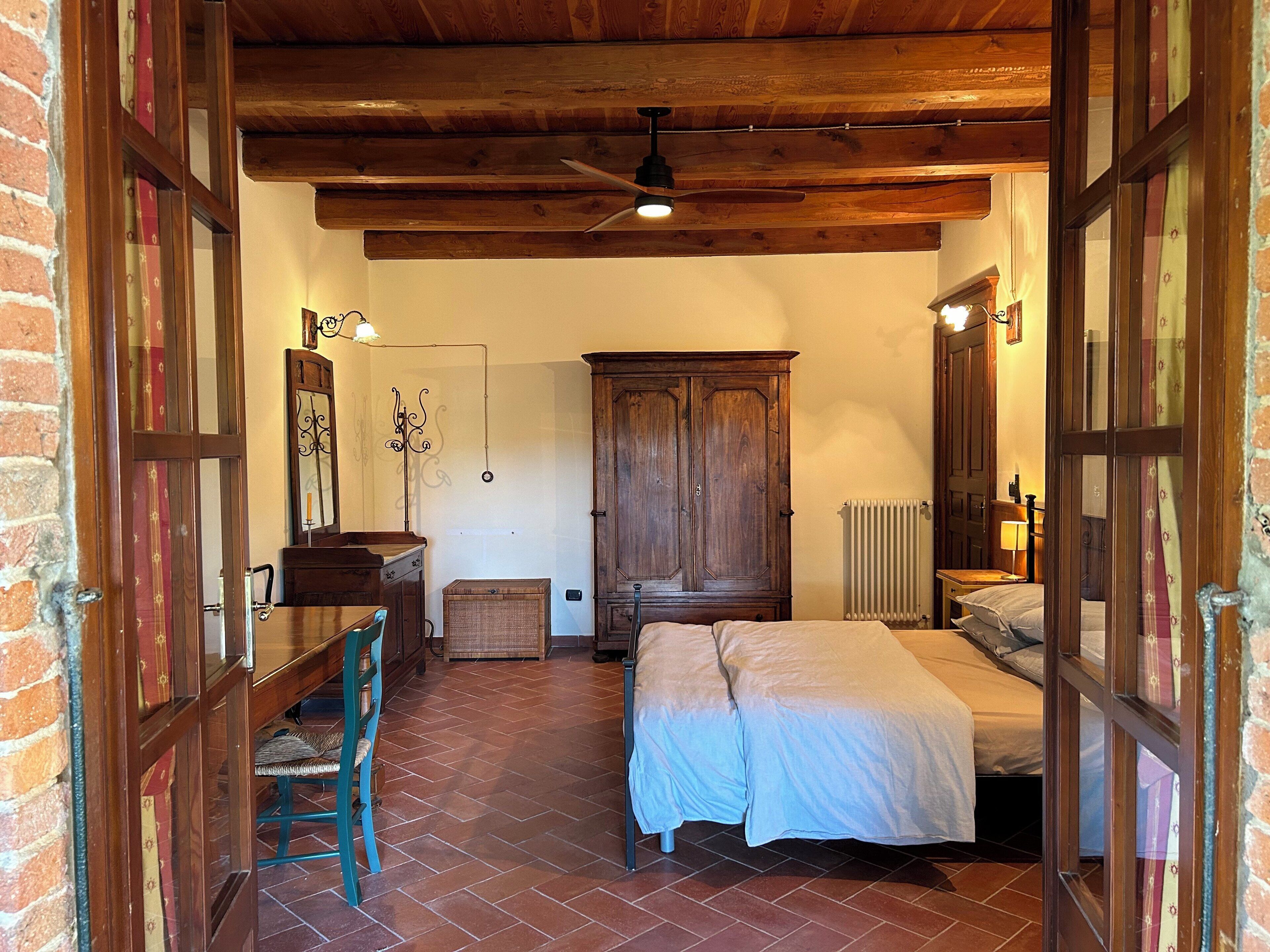 5 chambres, fer et planche à repasser, Wi-Fi, draps fournis