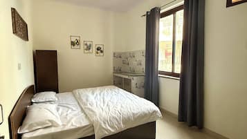 Habitación familiar con 1 cama matrimonial o 2 individuales | Tabla de planchar con plancha y wifi gratis