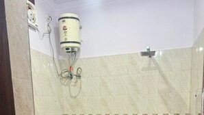 A bathroom with a sink, toilet, and shower. - Saroj Serenity inn (Rishikesh)