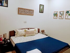 Tabla de planchar con plancha, wifi gratis y ropa de cama