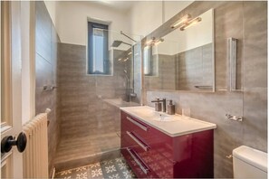 Shower, hair dryer, towels, toilet paper - Comme une évidence - Town house for 8 people (Carcassonne)