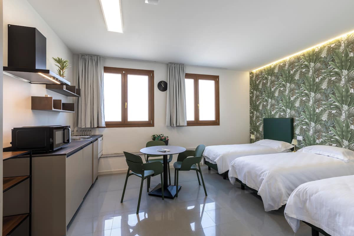 Chambre Standard, 3 lits jumeaux, cuisinette | Aire de séjour