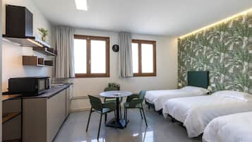 Habitació estàndard, 3 llits individuals, cuina bàsica | Sala d'estar