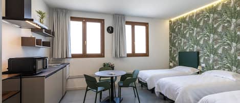 Standardzimmer, 3Â Einzelbetten, Kochnische | Wohnbereich