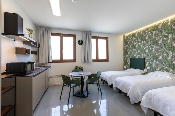 Standard-huone, 3 yhden hengen sänkyä, keittotila | Oleskelualue