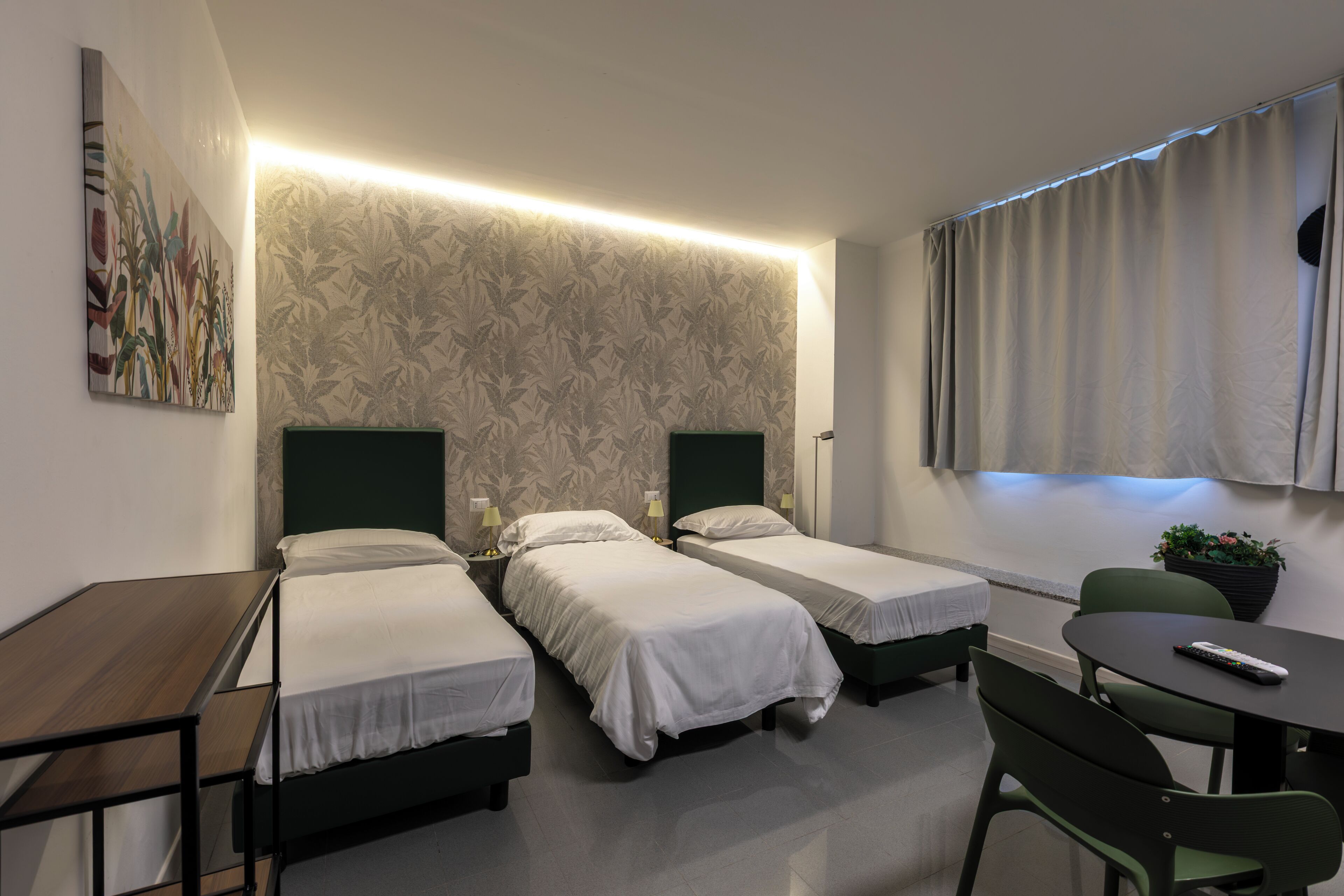 Habitación estándar, 3 camas individuales, cocina básica | Caja fuerte, cortinas opacas, wifi gratis