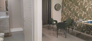 Habitación con 1 cama matrimonial o 2 individuales, cocineta | Interior