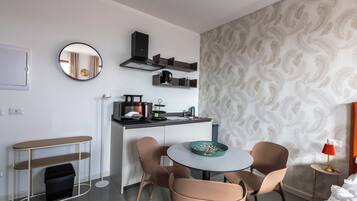 Standard Twin Room, 2 Twin Beds, Kitchenette | Private kitchenette | Microwave, electric kettle, griddle