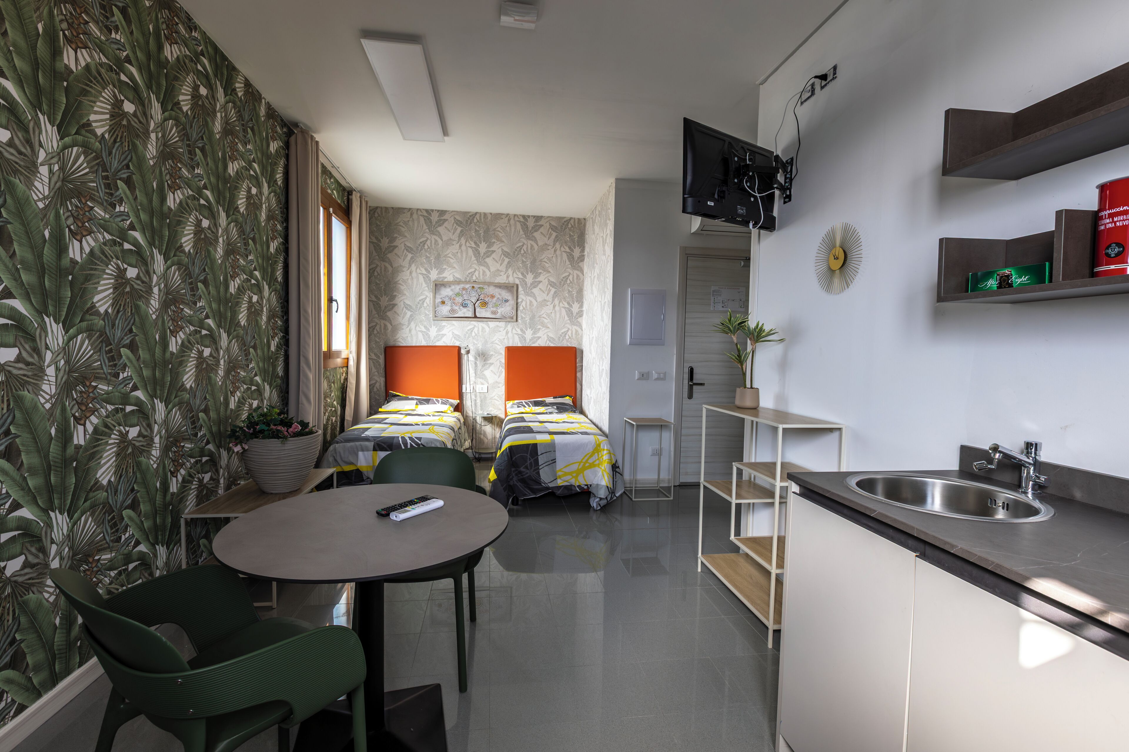 Standard Twin Room, Kitchenette | Peti besi dalam bilik, langsir/tirai gelap terus, Wi-fi percuma 