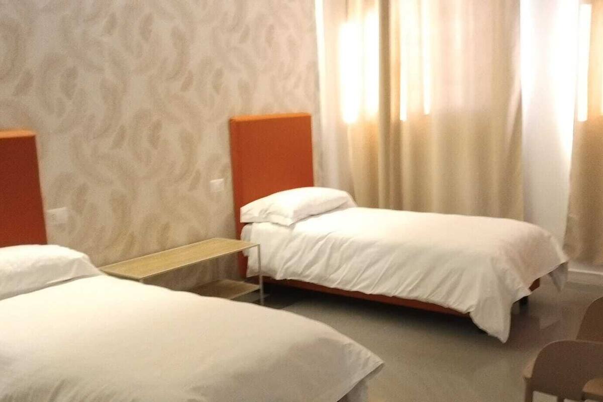 Kamar Twin Standar, 2 Tempat Tidur Twin, dapur kecil | Selimut bulu angsa, bantalan ekstra lembut, dan brankas