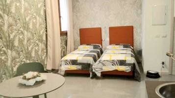 Habitación con 1 cama matrimonial o 2 individuales, cocineta | Caja de seguridad en la habitación, cortinas blackout y wifi gratis