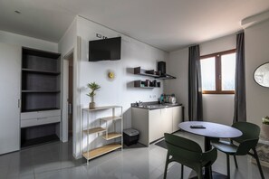 Standard Twin Room, Kitchenette | Private kitchenette