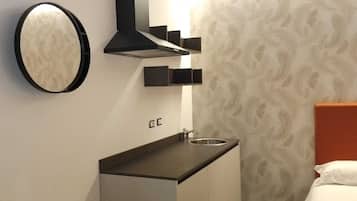 ダブルまたはツインルーム 簡易キッチン | セーフティボックス (室内)、遮光カーテン、WiFi (無料)