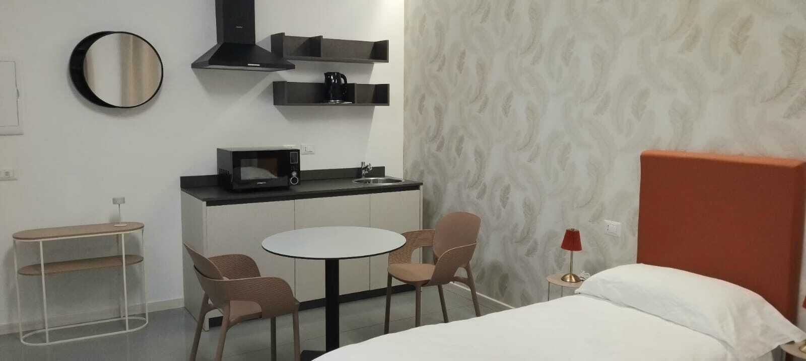 Habitación con 1 cama matrimonial o 2 individuales, cocineta | Caja de seguridad en la habitación, cortinas blackout y wifi gratis 