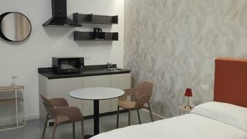 Habitación con 1 cama matrimonial o 2 individuales, cocineta | Caja de seguridad en la habitación, cortinas blackout y wifi gratis