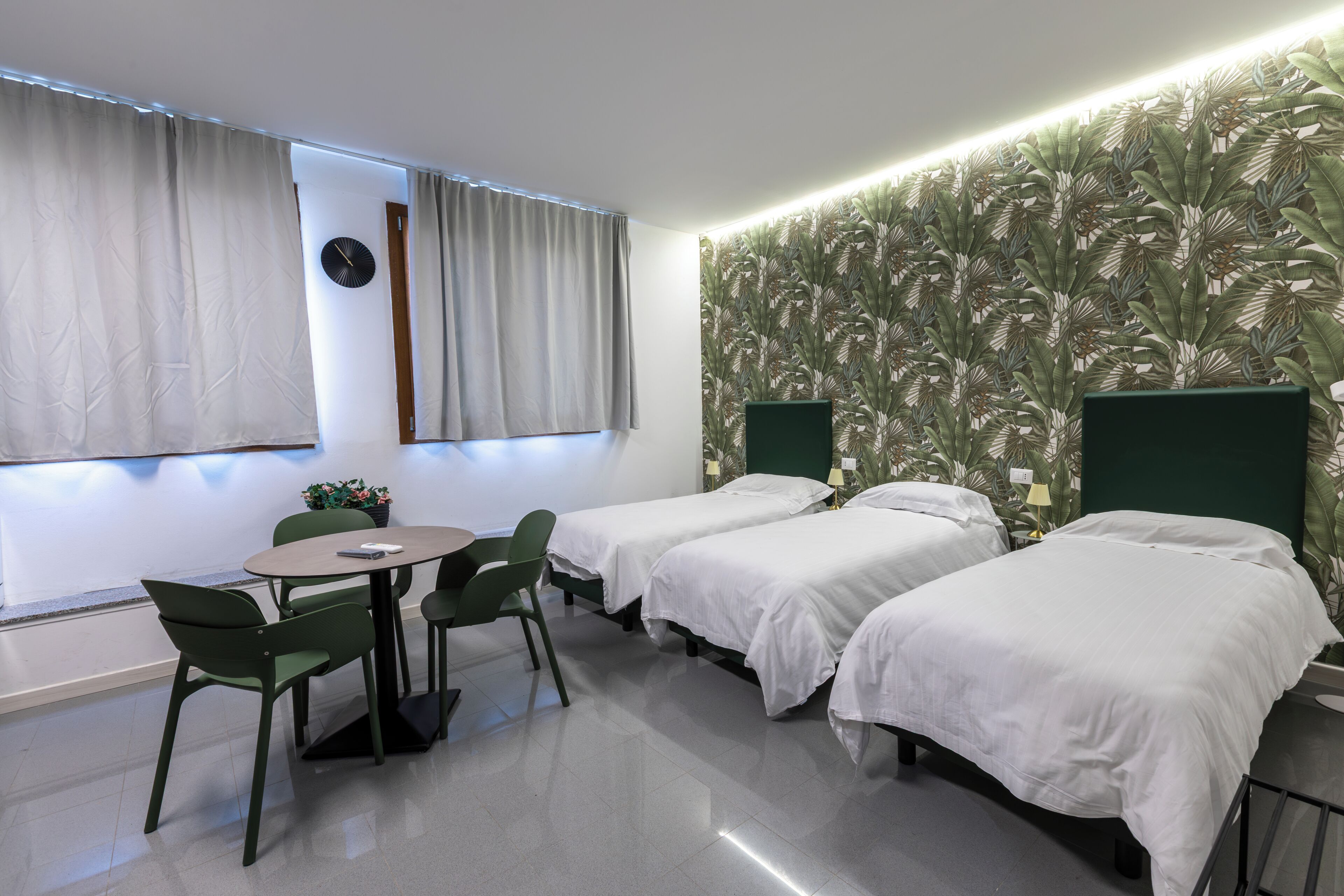 Peti besi dalam bilik, langsir/tirai gelap terus, Wi-fi percuma 