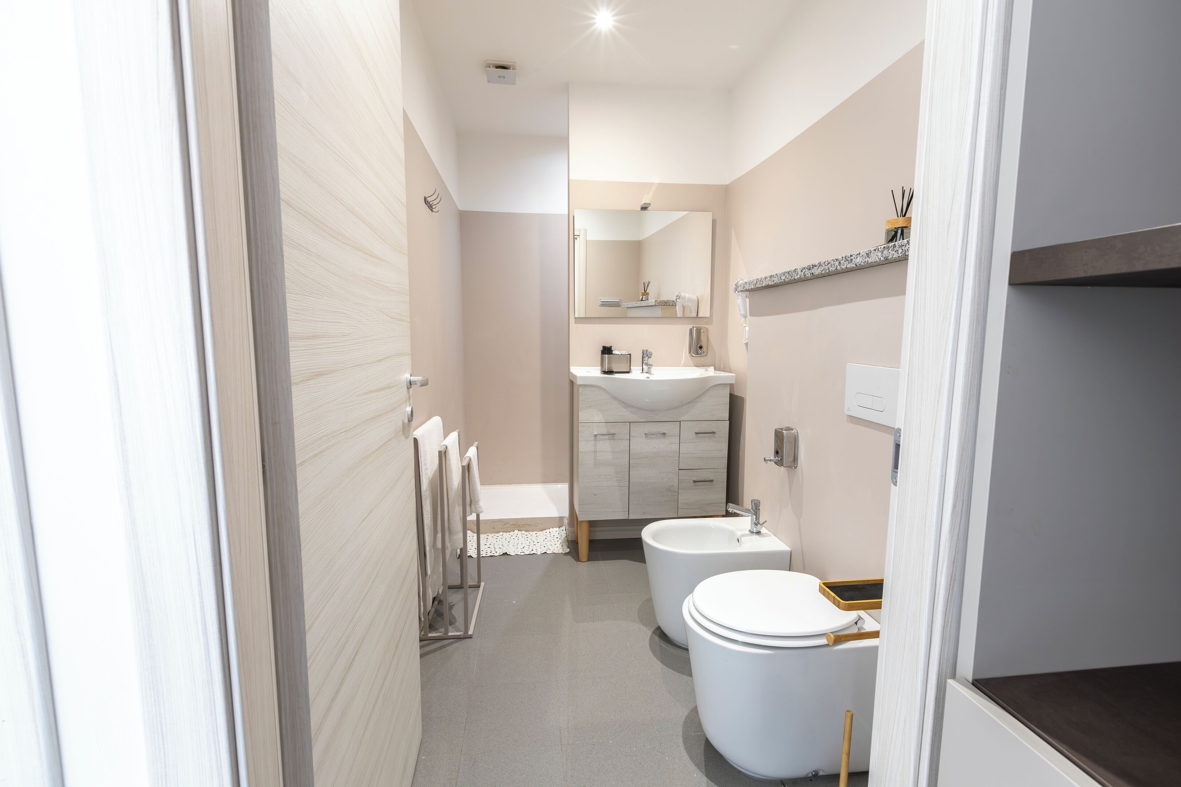 Habitación estándar con 2 camas individuales, cocina básica | Baño | Ducha, artículos de higiene personal gratuitos y secador de pelo