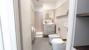 Habitación estándar con 2 camas individuales, cocina básica | Baño | Ducha, artículos de higiene personal gratuitos y secador de pelo