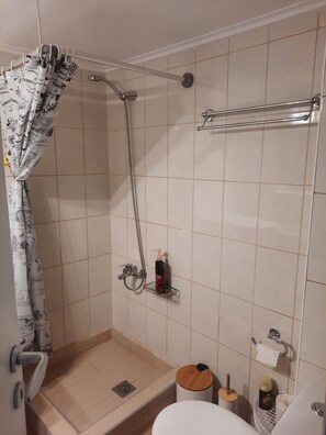 Een douche, een haardroger, handdoeken, zeep