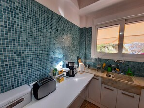 Fridge, microwave, oven, stovetop - Cozy apartment near the Acropolis (Athens)