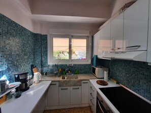 Fridge, microwave, oven, stovetop - Cozy apartment near the Acropolis (Athens)