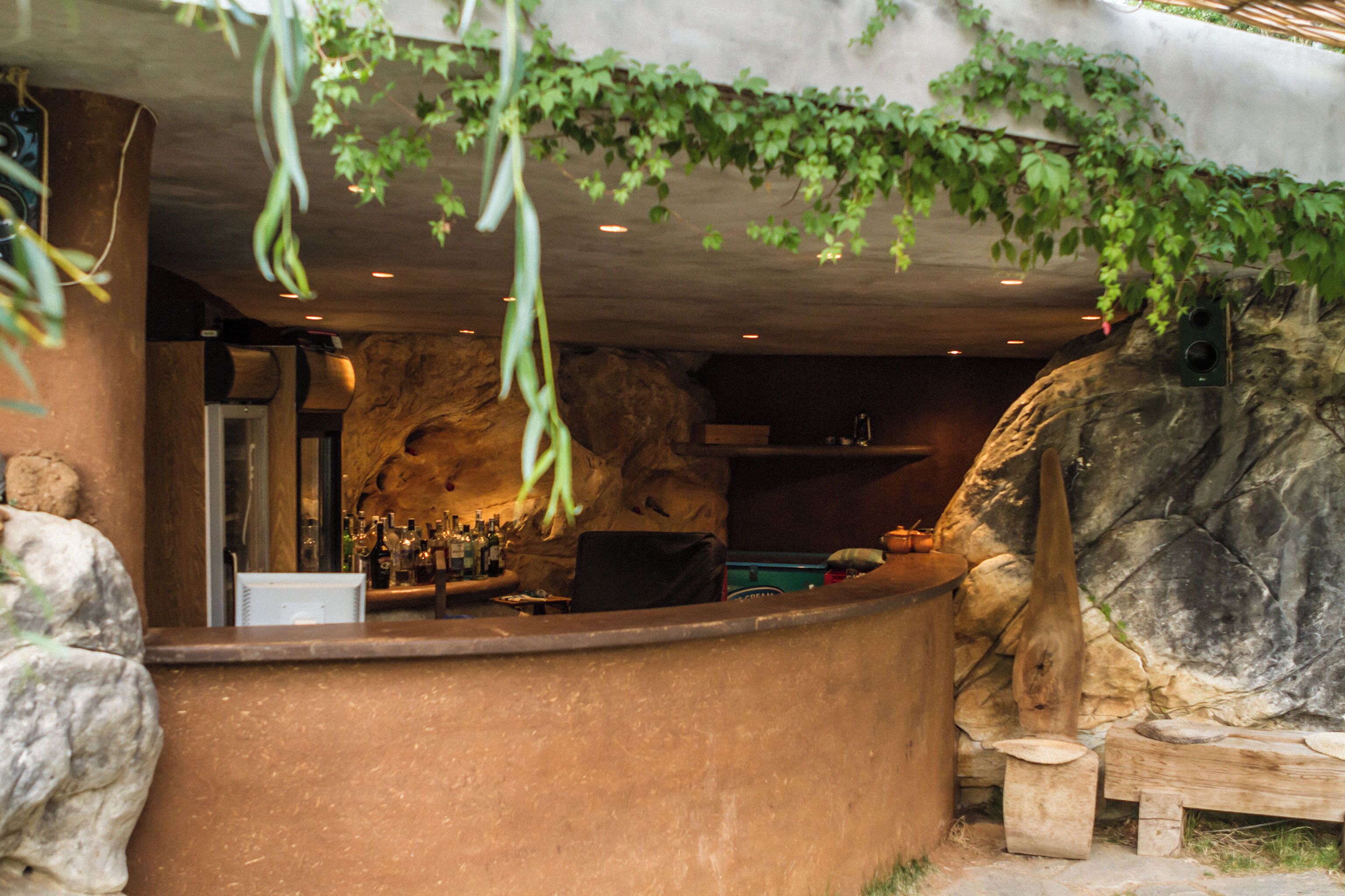 Bar (trong khuôn viên)