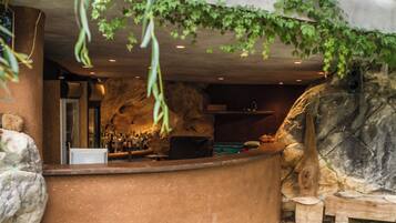 Bar (trong khuôn viên)