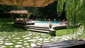 สระว่ายน้ำกลางแจ้งเปิดตามฤดูกาล