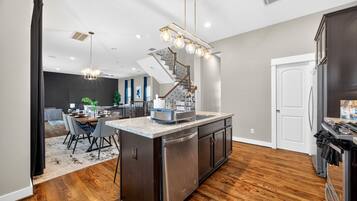 Kjøleskap, mikrobølgeovn, ovn og kokeplater