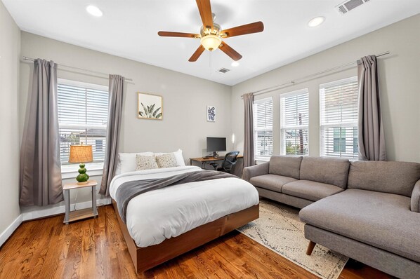 3 habitaciones, escritorio, tabla de planchar con plancha y wifi gratis