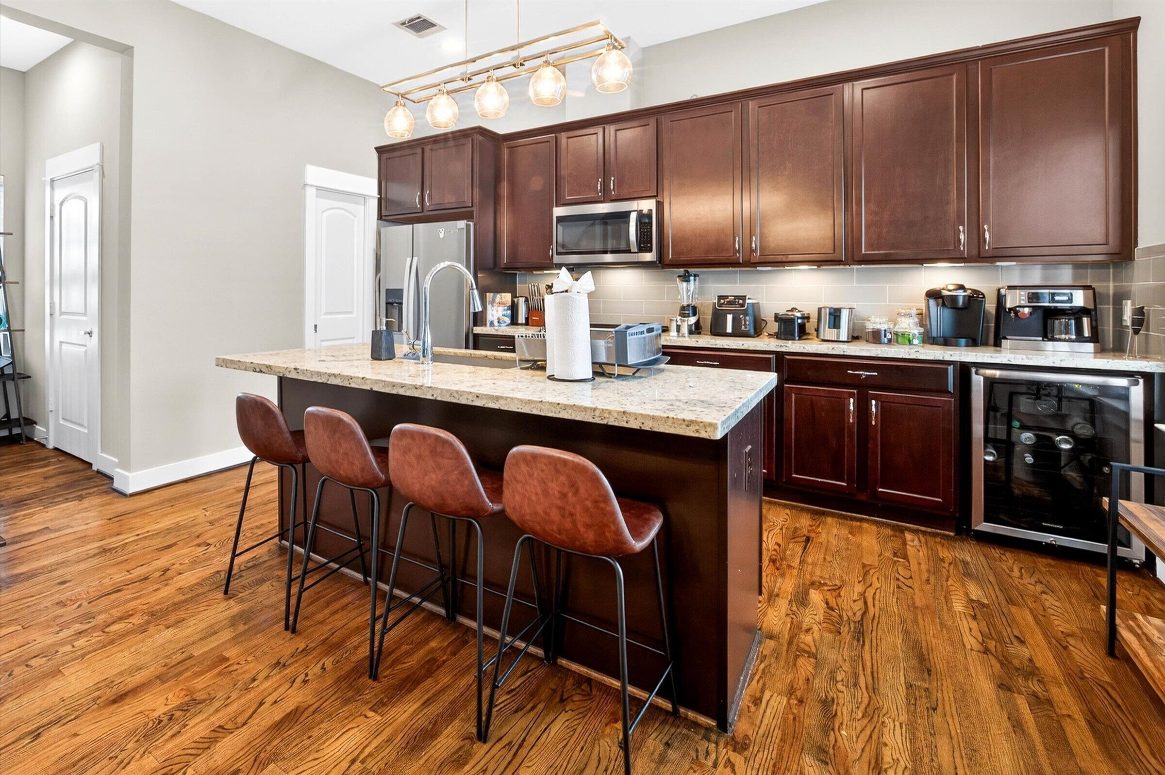 Kjøleskap, mikrobølgeovn, ovn og kokeplater