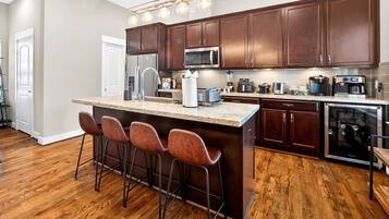 Kjøleskap, mikrobølgeovn, ovn og kokeplater