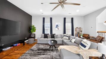 Smart TV, libros, oficina y monitor de computadora