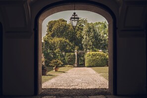 Property grounds - 5 minutes from Salò, Garda Lake - Dannunziana Apartment + Shared Pool (Lombardia)
