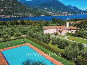 Pool - 5 minutes from Salò, Garda Lake - Dannunziana Apartment + Shared Pool (Lombardia)