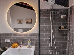 Hair dryer, bidet, towels, soap - 5 minutes from Salò, Garda Lake - Dannunziana Apartment + Shared Pool (Lombardia)